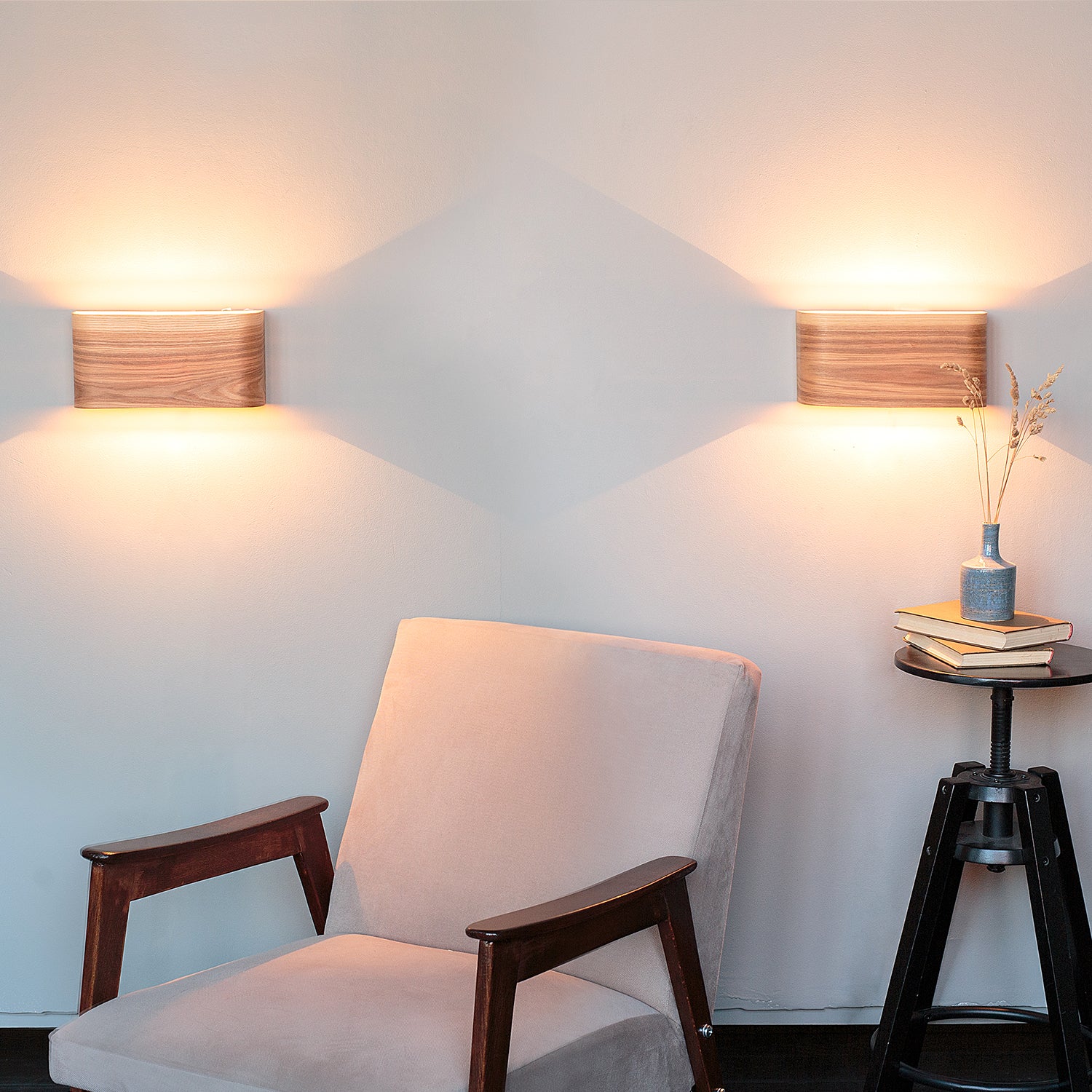 2-pack battery sconce, side view