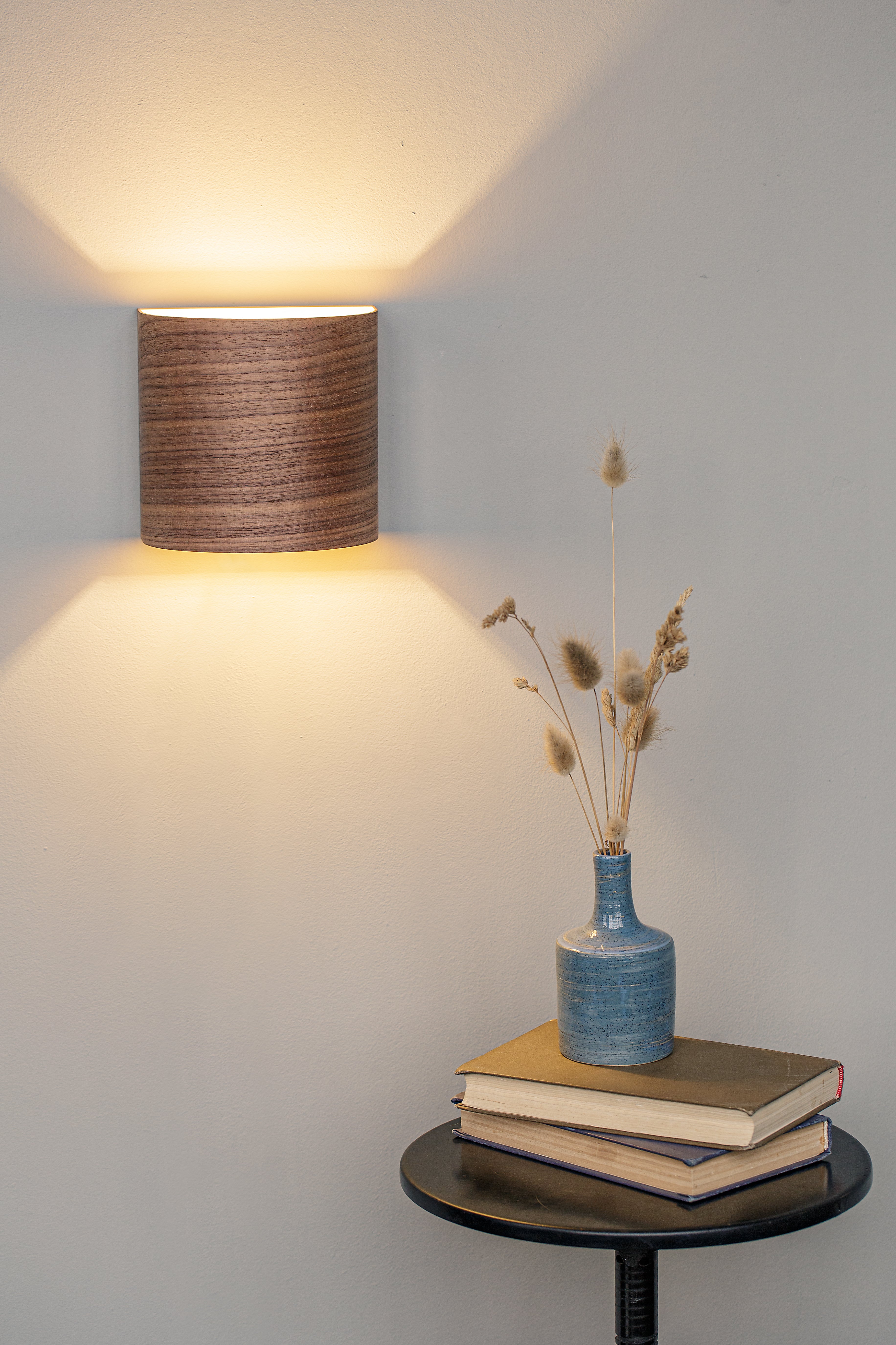 Accumulator wall lamps with warm glow